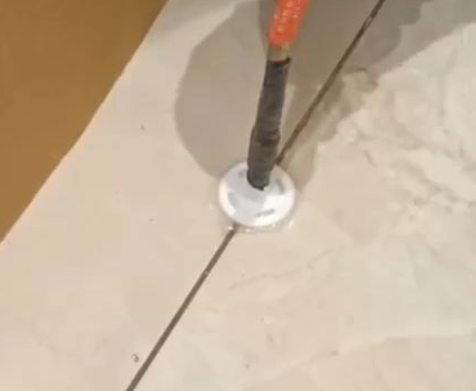 南昌市瓷砖空鼓维修公司专业解答瓷砖在铺贴过程中，如果没有涂抹均匀到位的粘结材料（如水泥砂浆或瓷砖胶），可能会导致以下问题